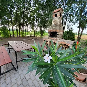 nyarfas-vendeghaz.szeged-hotels.com/